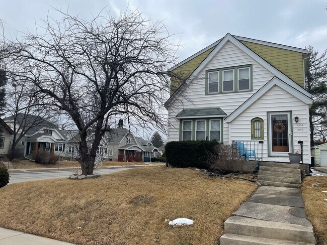 Building Photo - 2100-2102 S 85th St. Unit 2102 S 85th St