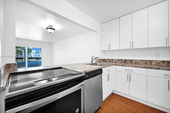Building Photo - 7720 Camino Real Unit E-311 Rental
