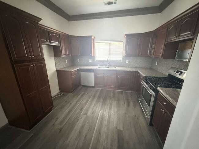 Photo - Beautiful 3 Bedroom, 2 Bathroom Home with Open Floor Plan & Spacious Backyard