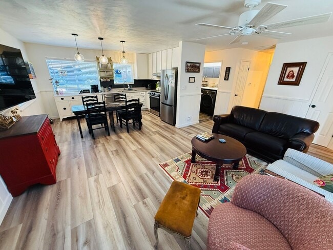 Photo - 1676 Bakersfield St