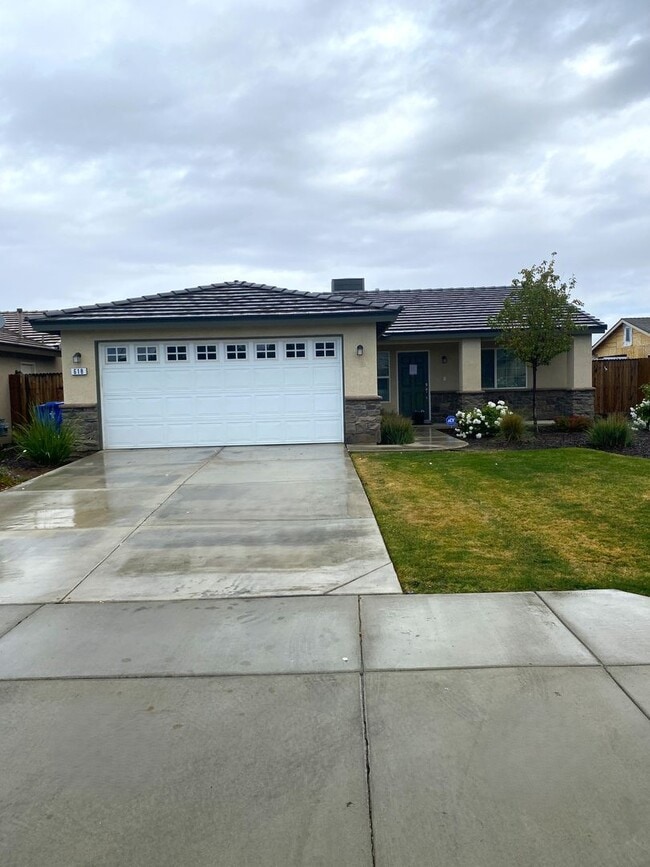 Building Photo - Single Family Residence (3BD/2BA 1140 sqft...