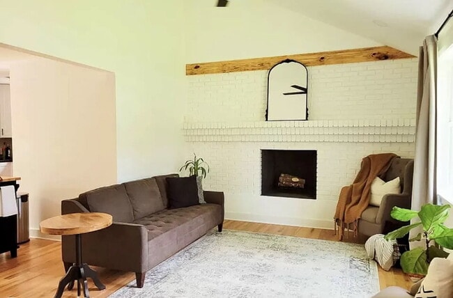 Photo - 106 Robinhood Cir