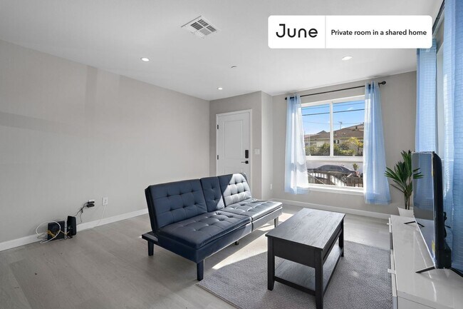 Room in Shared 5 bed/5 bath home in Boyle Heights