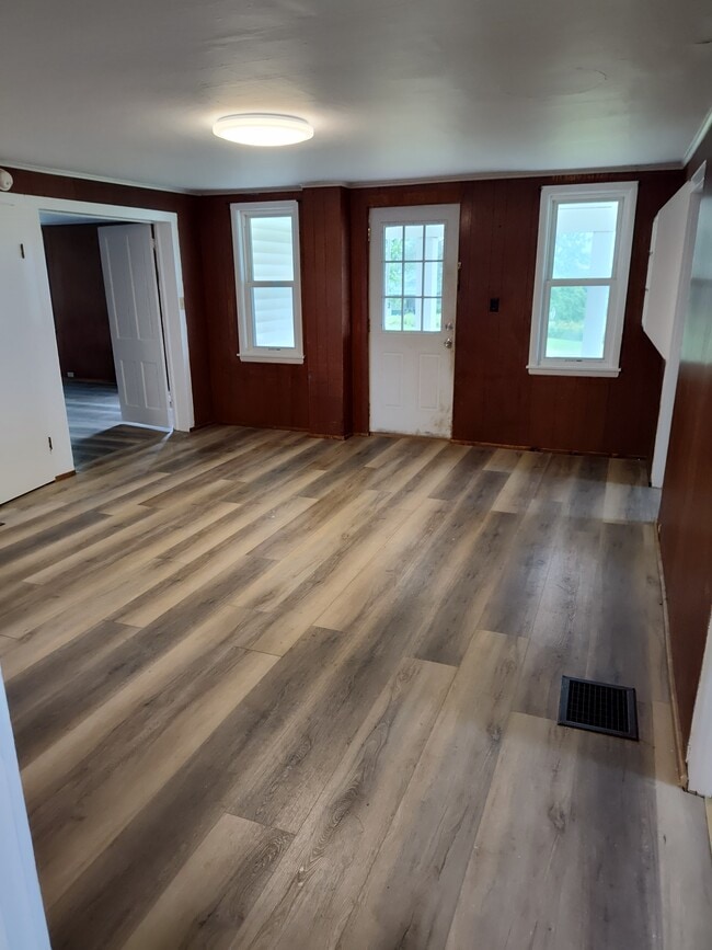 Building Photo - 5787 Genesee Rd Unit 1 Rental