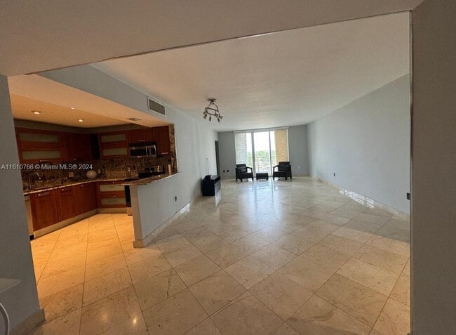 5825 Collins Ave Unit 9B