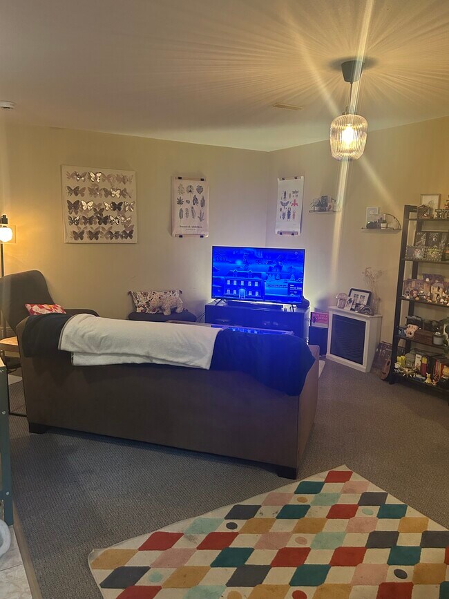 Photo - 6195 168 St