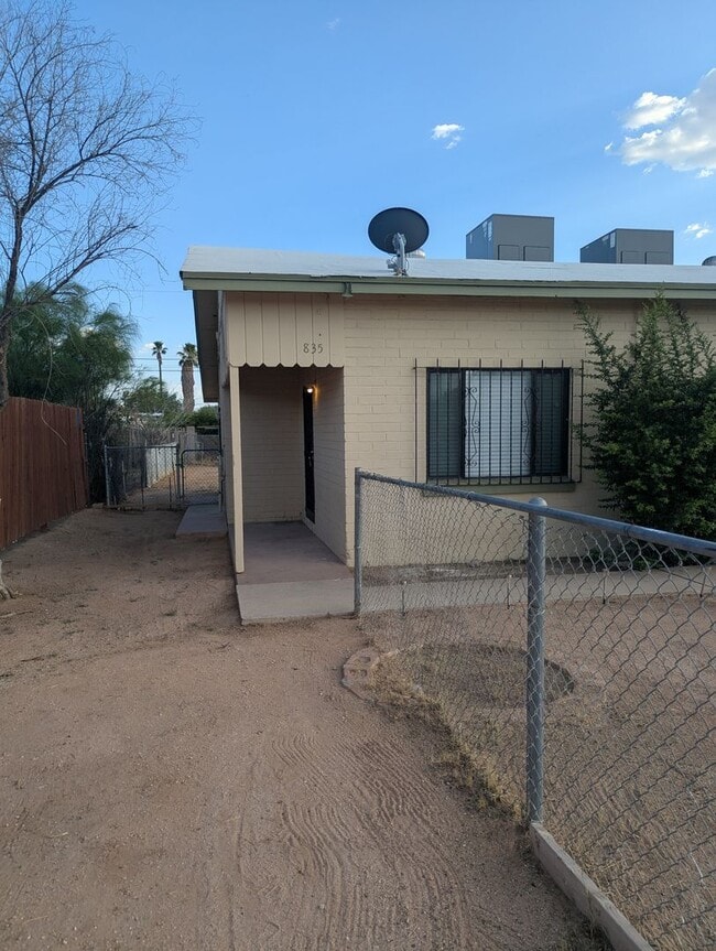 Building Photo - 835 W Tipton Dr