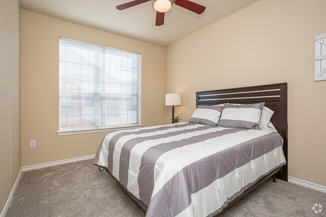 2 BR, 2 BA - 1050 SF