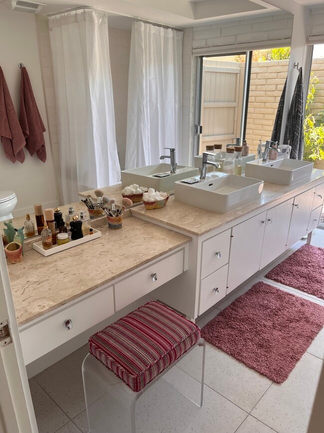 Baño principal con tocador y lavabos dobles, bañera/ducha y patio - 45125 Cam Dorado Unidad 45125 Camino Dorado