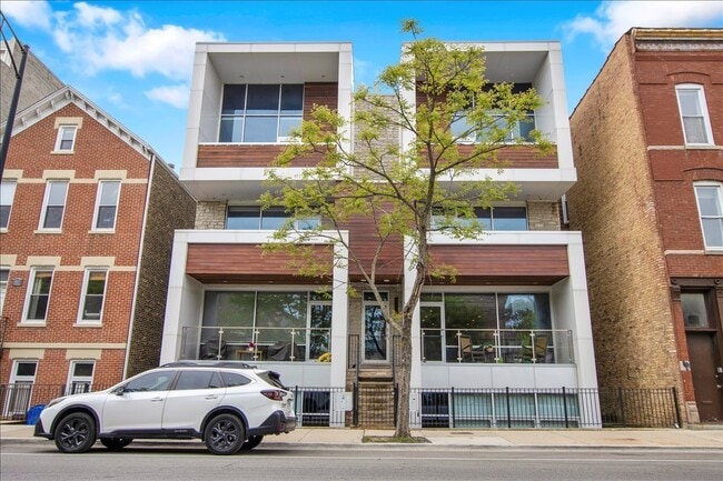 Building Photo - 1821 W Armitage Ave