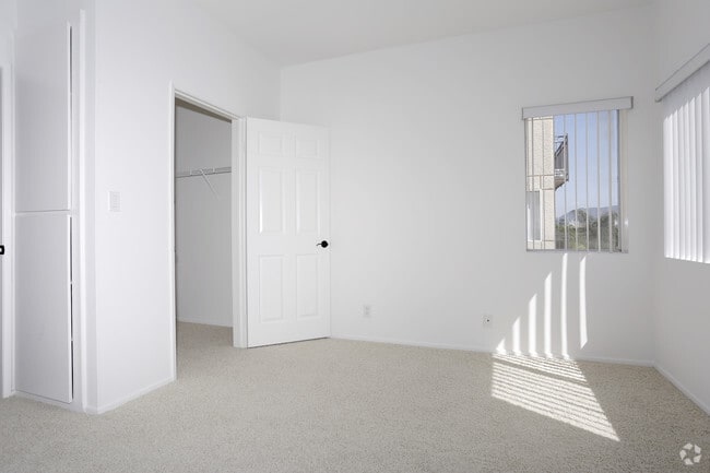 2BR, 2BA - 968 SF