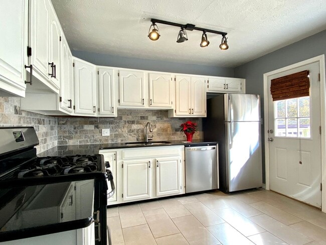 Photo - 3 Bed 1 bath with Huge Backyard!!