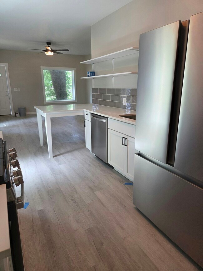 621-621 W Grove Ave