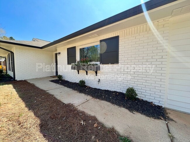 Photo - 212 Fernbank St