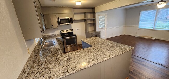 Photo - Great private home convenient to I40, Airport and Farmers Market