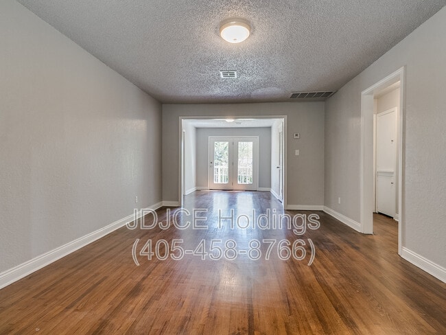 Photo - 122 W Marshall Dr