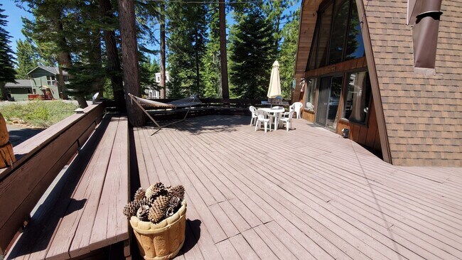 Photo - Spacious and Bright Cottage on Quiet Cul-d...
