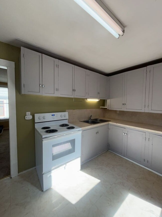 Photo - 4 Bedroom Home for Rent in the York Neighborhood!