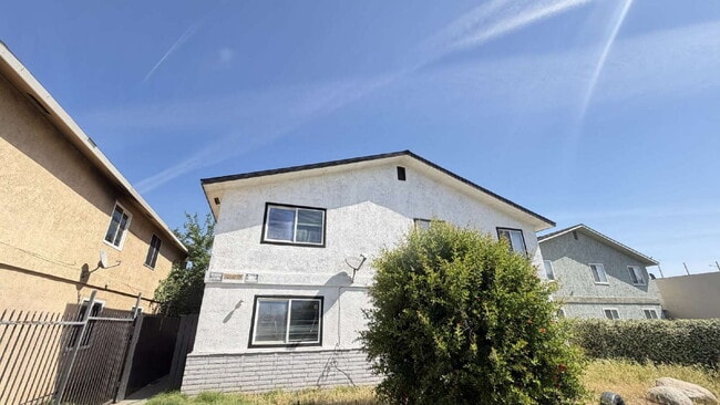 Building Photo - Spacious 3 Bed / 1 Bath Apartment with Open Layout & In-Unit Laundry Unit D