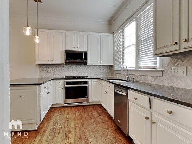 Photo - 711 E 9th St