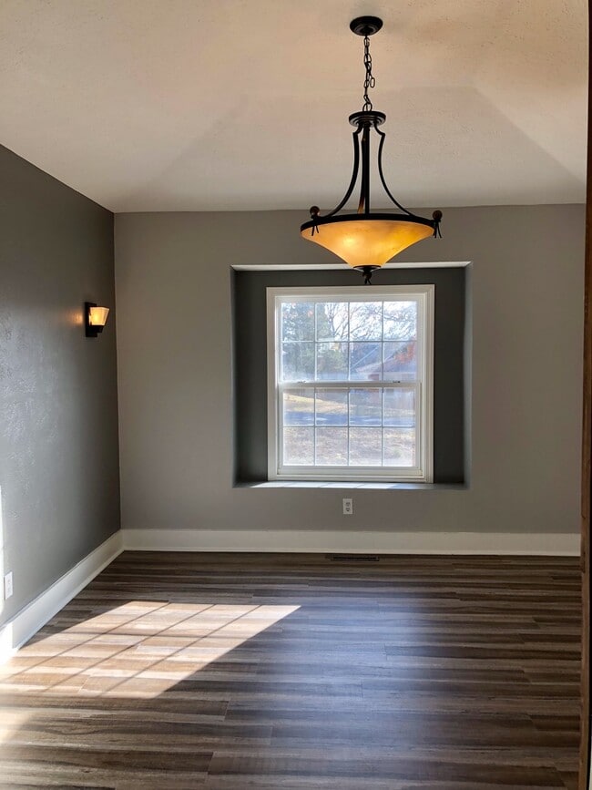 Photo - Beautiful  4 bedroom Remodeled Home in Ravenwood  Springfield MO