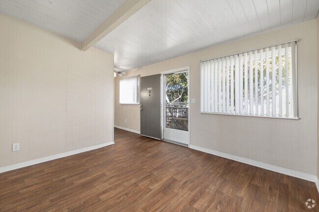 1BR, 1BA - 600SF - Living Room
