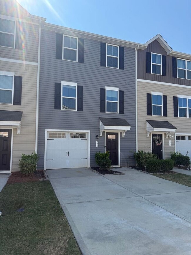 Building Photo - Newly Renovated 3BR Home in Prime Fort Mil...