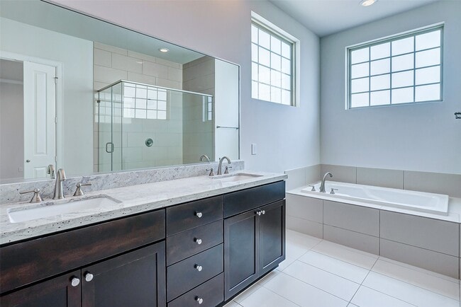 Building Photo - 2209 Chenevert St