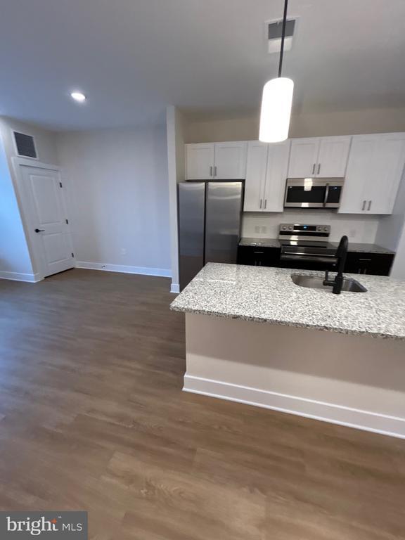 Building Photo - 624 Main St Unit 309