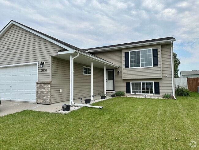 Building Photo - Available Now! Unit 6050 Rental