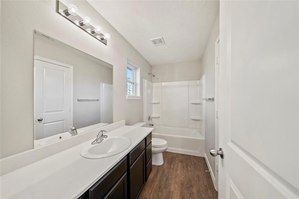 Photo - 1111 Rd 5102