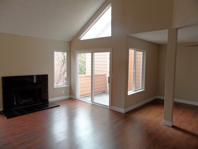 Photo - 3 bed/2 bath Upstairs condo! Hardwood floor, full kitchen, washer/dryer