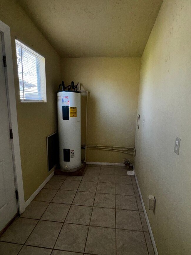 Photo - 909 NW Bell Ave