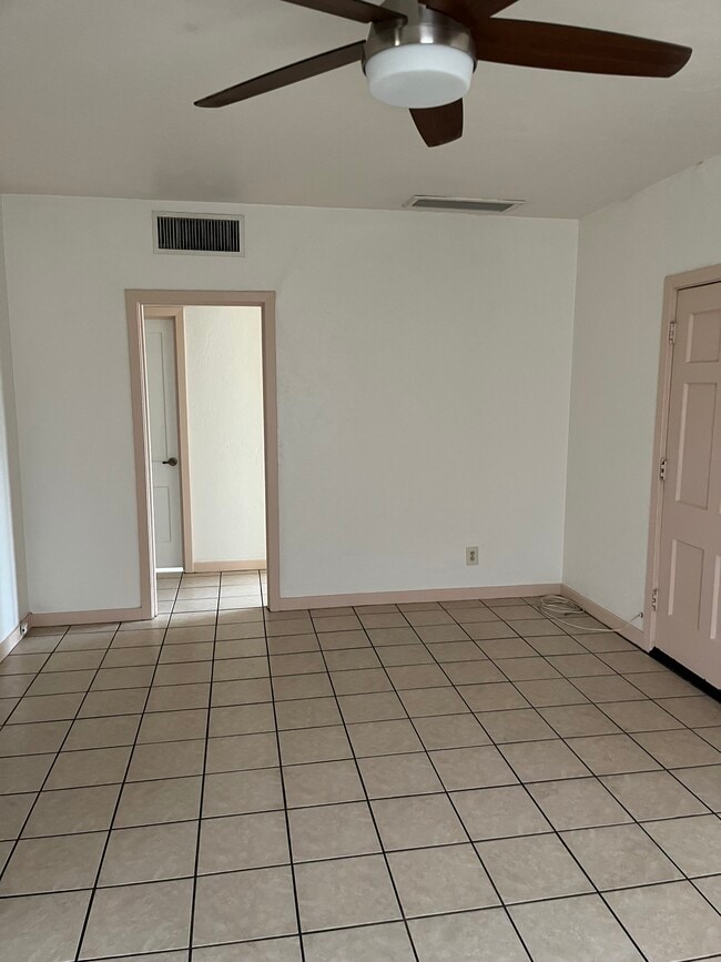 Sala de estar - 902 E Amelia Ave