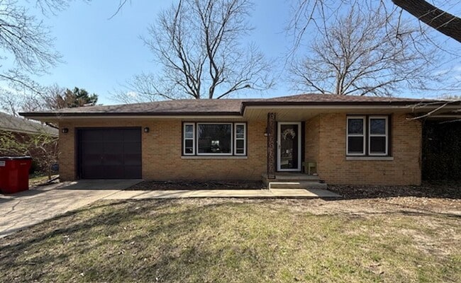 Building Photo - Centrally Located 3 Bed Gem with Expansive Backyard & Classic Hardwood Floors