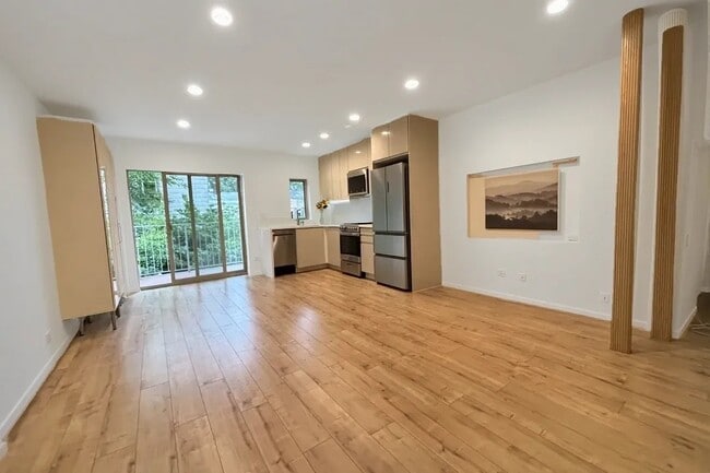 Building Photo - 35 E 4th St Unit Windsor Terrace Rental
