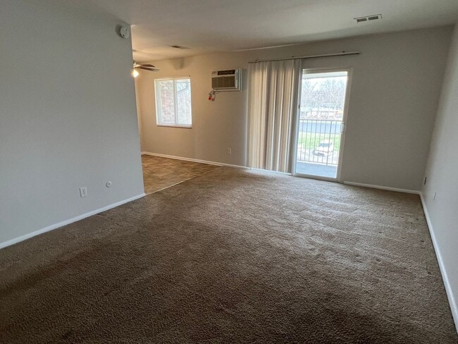 Photo - Warren Park 2 Bedroom Apartment Unidad 9128 E 10th St- 6