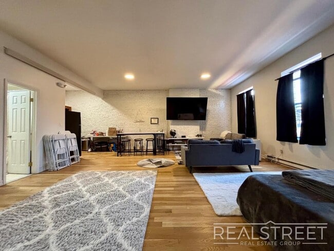 Building Photo - BROADWAY Rental
