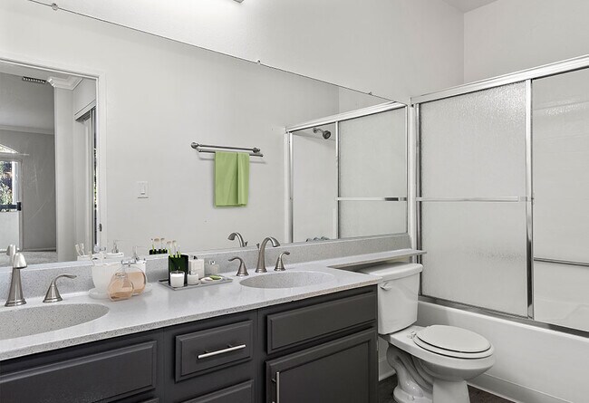 Con un estilo moderno baño con ducha y bañera.