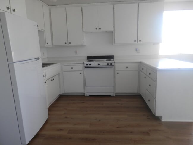 Kitchen has appliances. - 1050 Alta Ave