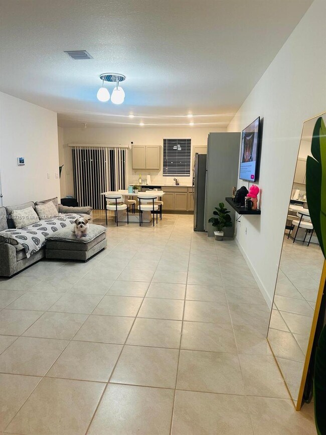 Photo - 437 NE 13th St