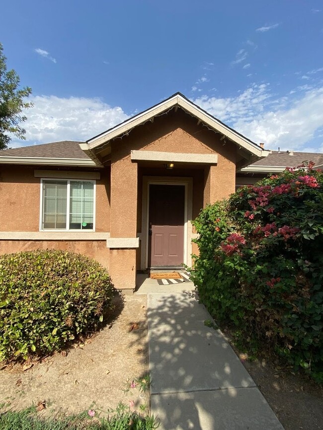Building Photo - Charming home for rent in Visalia