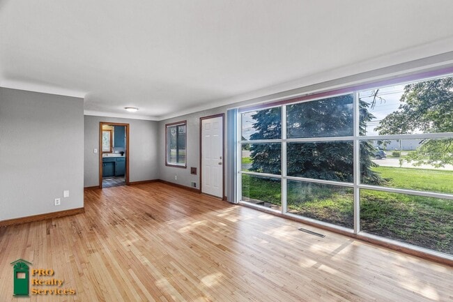 2 Bedroom Home in Maplewood - 2 Bedroom Home in Maplewood