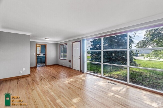 Building Photo - 2 Bedroom Home in Maplewood