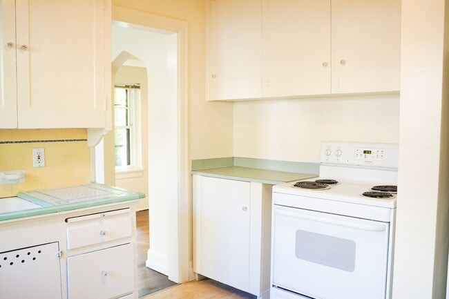 1930's Two-Bedroom Flat w/Beautiful Archit... - 1930's Two-Bedroom Flat w/Beautiful Archit... Apartment Unit 221