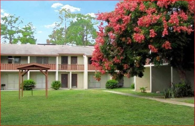 Alux on University - Alux on University Apartments