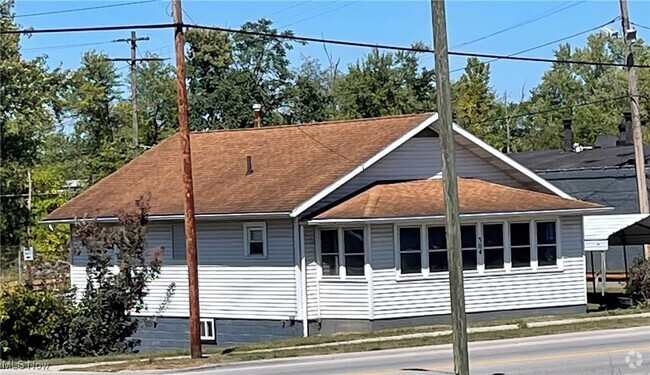 Building Photo - 304 Dewey Ave Rental