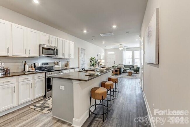 Photo - 102 Abercorne Wy