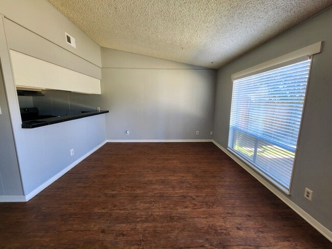 Building Photo - 608 W 51st St Unit #101