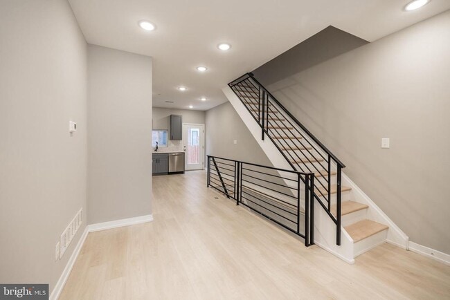 Photo - 2428 Jasper St